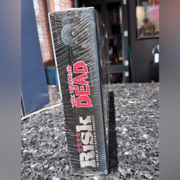 π§ββοΈ Risk: The Walking Dead β Survival Edition (BRAND NEW & SEALED!) π§ββοΈ - Picture 15 of 16